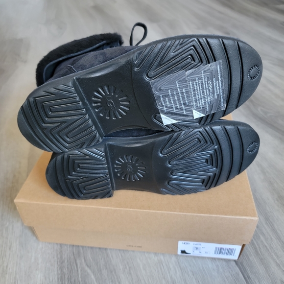 UGG Weylyn Suede Boot - Picture 5 of 7